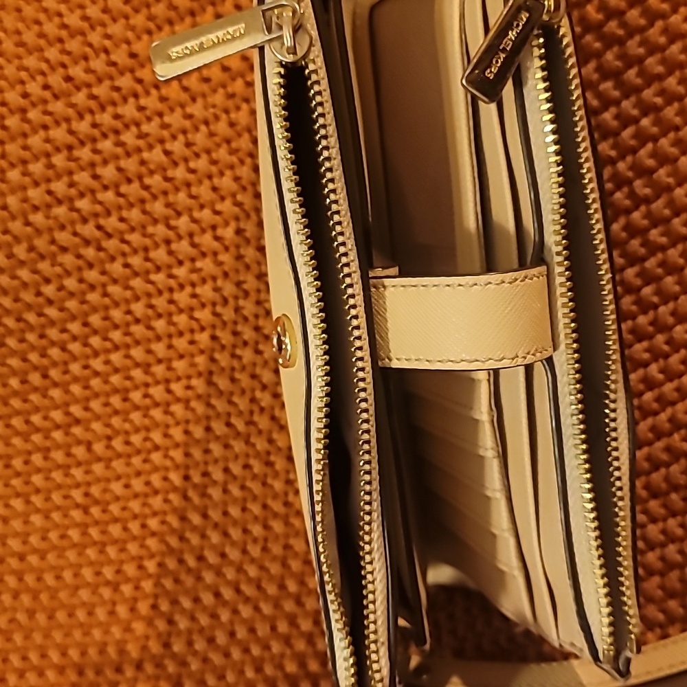 Michael Kors wallet/wristlet - Picture 4 of 5